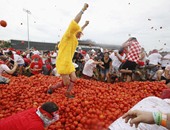 بالصور..22 ألف شخص يشاركون فى مهرجان "الطماطم" بإسبانيا
