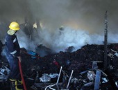 الحماية المدنية تقوم بعمليات تبريد بمحلات شبرا بعد السيطرة على الحريق