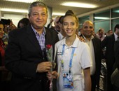 وصول البعثة المصرية للألعاب الأولمبية ووزير الرياضة يستقبلهم بالورود