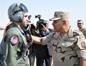 وزير الدفاع يشهد تدريب طلاب العمليات الجوية ويناقش الضباط من داخل مقاتلة "إف 16"