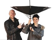 بالصور.. المظلة المقلوبة أحدث الابتكارات للحماية من الأمطار