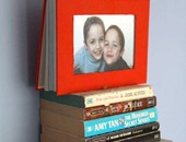 بالصور.. خطوات بسيطة لعمل إطار أنيق للذكريات العائلية من كتاب قديم