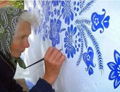 بالصور.. 87 عامًا وترسم الزهور على جدران منزلها "طول ما فيه نفس هلون"