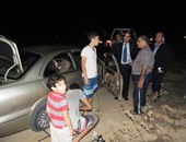 بالصور.. مدير أمن مطروح يساعد أسرة تعطلت سيارتها ليلاً على الطريق الصحراوى