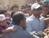 بالفيديو..أطفال المقابر يتتبعون محمد رمضان فى مطاردة عنيفة بجنازة نور الشريف