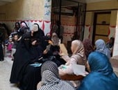 صحافة المواطن.. معلمات مدرسة الأزهر بالمنصورة يفترشون الفناء