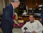 محافظ قنا يكرم ذوى احتياجات خاصة لوصوله حفل افتتاح القناة بدراجة