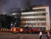 انبعاث أدخنة كثيفة من الجزء العلوى بمبنى سنترال العتبة المحترق