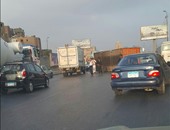 تعطل الحركة المرورية لسقوط كونتينر من سيارة تريلا بطريق المنصورة القاهرة