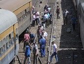 ننشر صور خروج قطار عن القضبان فى إمبابة وتجمهر الركاب