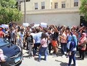 بالفيديو.. الشرطة تمهل طلاب الثانوية المتظاهرين أمام التعليم 5 دقائق لفض وقفتهم