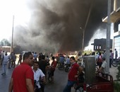 بالصور.. استمرار تصاعد النيران بمصنع الصوف فى كفر الشيخ واختناق حالتين