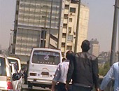 صحافة المواطن.. سائق ميكروباص يسير أعلى الرصيف بكوبرى 15 مايو بالقاهرة