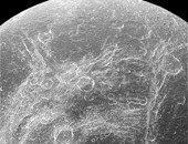 وكالة "ناسا" تلتقط صورة حديثة لتشققات على سطح كوكب زحل
