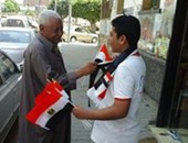 جمعية رسالة بالإسماعيلية تقدم أعلام مصر للمواطنين بمناسبة افتتاح القناة