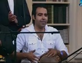 بالفيديو.. محمد عدوية يمسك "الطبلة" لوالده.. يؤكد: "أستاذنا وعلمنا كل حاجة"