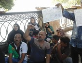 بالصور.. أصحاب المراكب النيلية يفترشون كورنيش النيل احتجاجا على إزالتهم