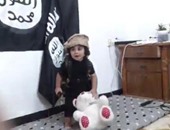 بالفيديو..داعش يُعلم الأطفال الذبح بقطع رأس الدمى وسط صيحات التكبير