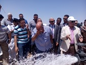 بالصور.. وزير الزراعة يغسل وجهه من بئر مياه جوفية بجنوب سيناء