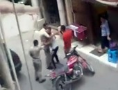 صحافة المواطن.. نشطاء يتداولون فيديو لضابط يتعدى على مواطن بدمياط