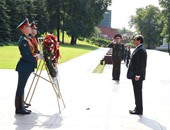 بالفيديو والصور ..السيسى يضع إكليلا من الزهور على النصب التذكارى للجندى المجهول بموسكو
