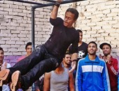بالفيديو.. أكبر لاعبى الباركور المصريين فى مناورة خطيرة للتسلق الحر