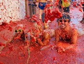 سيارة جوجل الخاصة بصور Street View تصطدم بمهرجان الطماطم فى إسبانيا