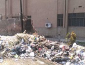 صحافة المواطن.. هدم سور كلية تجارة بنها أثناء محاولة إزالة القمامة