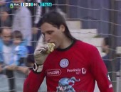 حارس يأكل "ساندويتش" داخل الملعب بالدورى الأرجنتينى