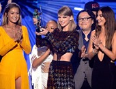 بالصور.. تايلور سويفت تحصد 3 جوائز دفعة واحدة فى MTV Video Music Award