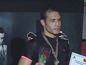 حسام بكر بطل الملاكمة مهددا بالتجنيس: "عايز " اطمئن على مستقبل أولادى