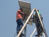 بالصور.. تركيب 4 أعمدة إنارة بالطاقة الشمسية فى ميدان "سوارس" بالمعادى