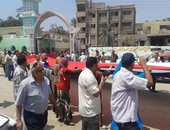 رئيس مدينة "سمالوط" بالمنيا يوقع على أطول علم مصرى فى العالم