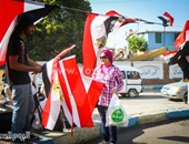 بالصور.. المصريون يرفعون العلم بالمحافظات احتفالاً بقناة السويس الجديدة