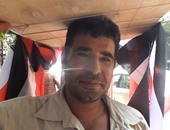 بالفيديو .. بائع أعلام : " مشروع القناة الجديدة .. عشرة على عشرة "