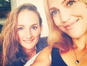 ميريام أوزيرلى بصورة "selfie" جمعتها بشقيقتها "كانان"