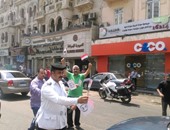 مديرية أمن القاهرة توزع أعلام مصر على المواطنين احتفالا بقناة السويس