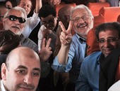 سامح الصريطى ينشر صورة تجمعه بفنانين فى طريقهم لحضور حفل افتتاح القناة
