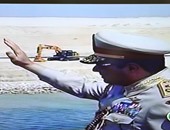 السيسى يؤدى التحية العسكرية للقوات المشاركة فى تأمين افتتاح القناة