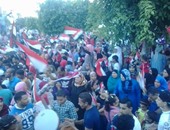 المئات من أهالى الإسماعيلية يحتفلون ببدء العبور فى قناة السويس الجديدة 