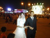 عروسان يحتفلان بزفافهما وسط ابتهاج جماهير البحيرة بافتتاح قناة السويس