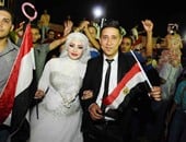 عروسان يشاركان فى احتفالات افتتاح قناة السويس الجديدة بميدان النهضة