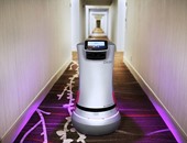بالصور.. فندق يستعين بفريق متطور من الروبوتات لخدمة الغرف 