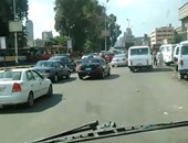 بالصور.. توقف حركة المرور بشارع فيصل بسبب سيارة ملاكى تسير عكس الاتجاه