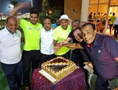 الجهاز الفنى ولاعبو الإسماعيلى يحتفلون بعيد ميلاد خالد القماش بأحد الفنادق 