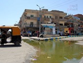 بالصور.. مستنقع مياه صرف صحى يحاصر سجل مدنى الواسطى ببنى سويف