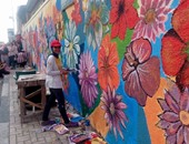 بالصور.. 90 وردة تجمل جدران كلية فنون جميلة بالإسكندرية