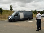 بالصور.. شرطة فرنسا:الرغبة فى الانتقال لسجن آخر وراء احتجاز سجين 2 من زملائه رهائن 