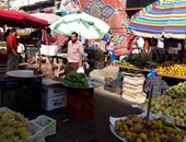 بالصور.. الباعة فى سوق الهانوفيل بـ"العجمى" يحتلون الشارع الرئيسى