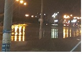 غرق طريق المحور المركزى أمام جامعة 6 أكتوبر بعد كسر ماسورة مياه